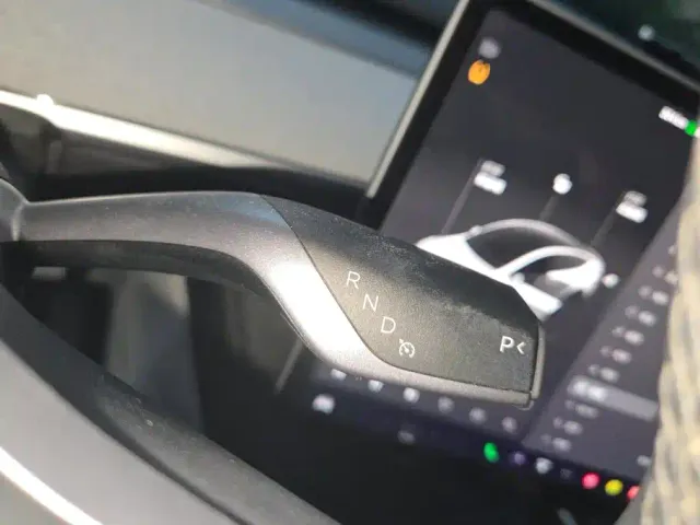 Tesla Model Y — Фото автомобиля 16