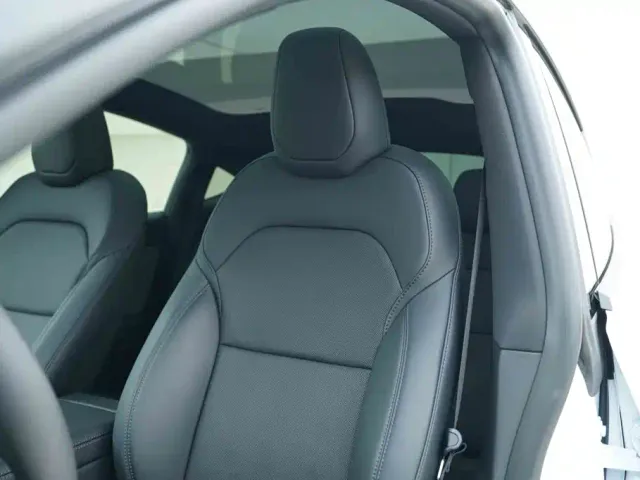 Tesla Model Y — Фото автомобиля 12