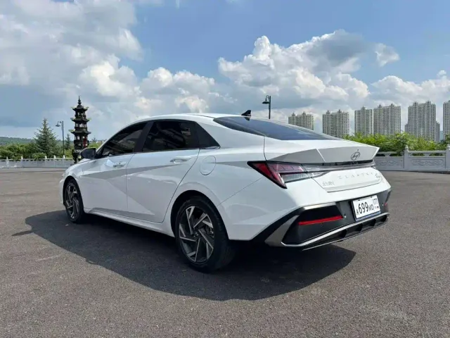 Hyundai Elantra — Фото автомобиля 16
