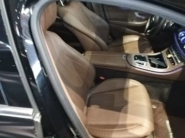 Mercedes-Benz E-Class — Фото автомобиля 24