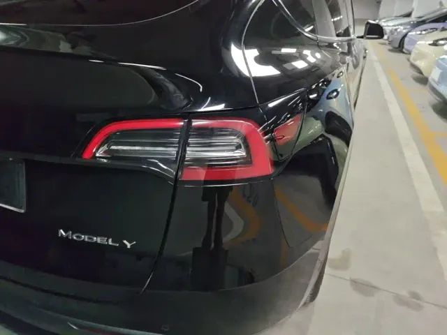 Tesla Model Y — Фото автомобиля 7