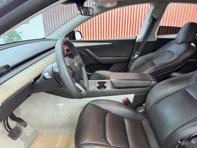 Tesla Model Y — Фото автомобиля 14
