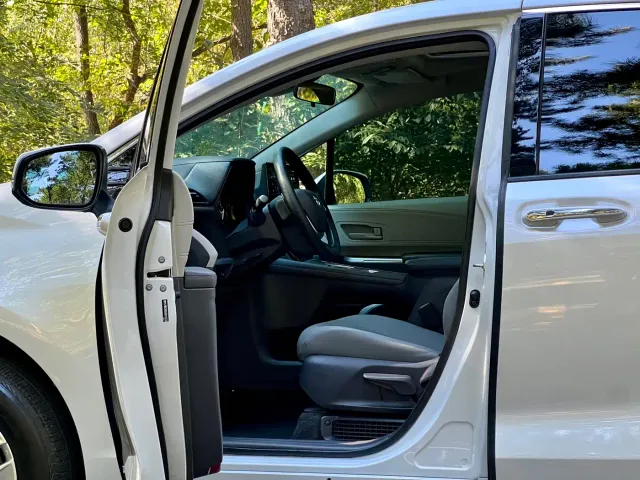 Toyota Granvia 2024 2.5L Hybrid Comfort — Фото автомобиля 23