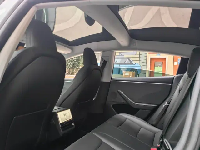 Tesla Model 3 — Фото автомобиля 12