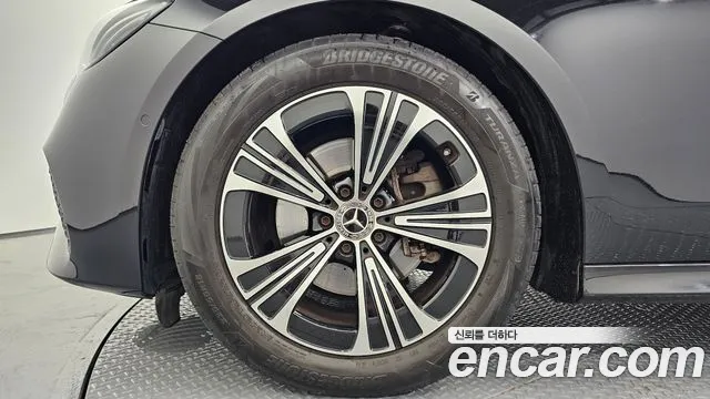 Mercedes-Benz E-Class — Фото автомобиля 4