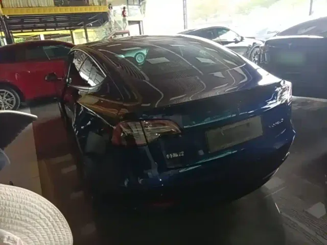 Tesla Model 3 — Фото автомобиля 4