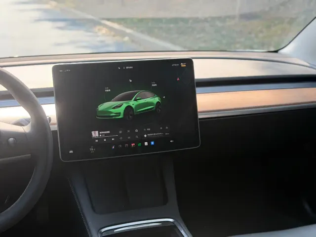 Tesla Model 3 — Фото автомобиля 16