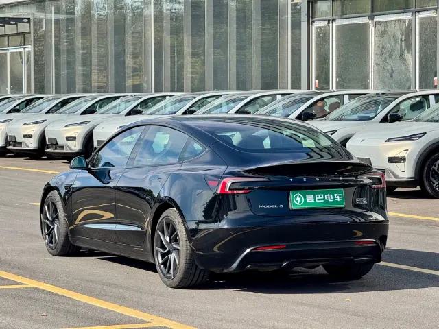 Tesla Model 3 — Фото автомобиля 4