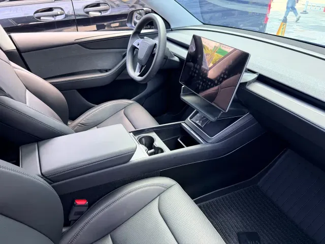 Tesla Model Y — Фото автомобиля 5