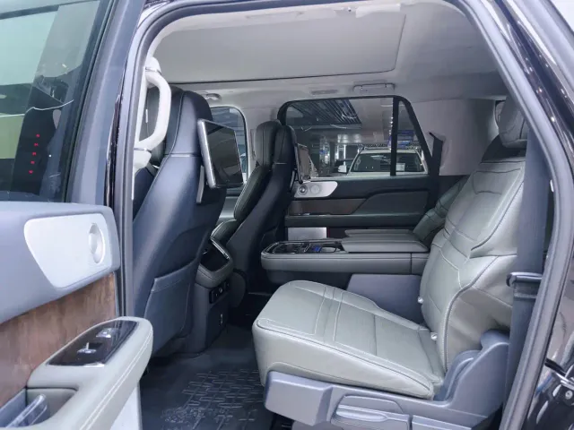 Lincoln Navigator — Фото автомобиля 11