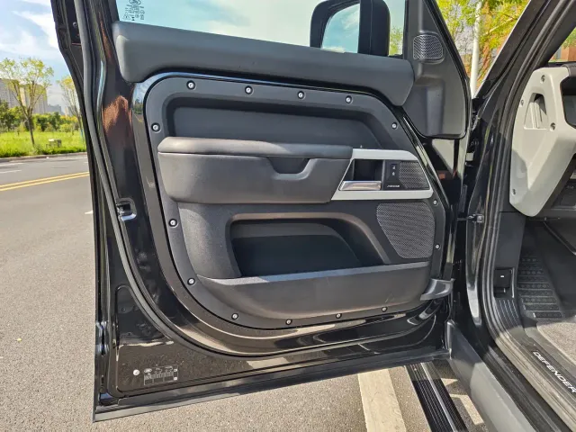Land Rover Defender — Фото автомобиля 21
