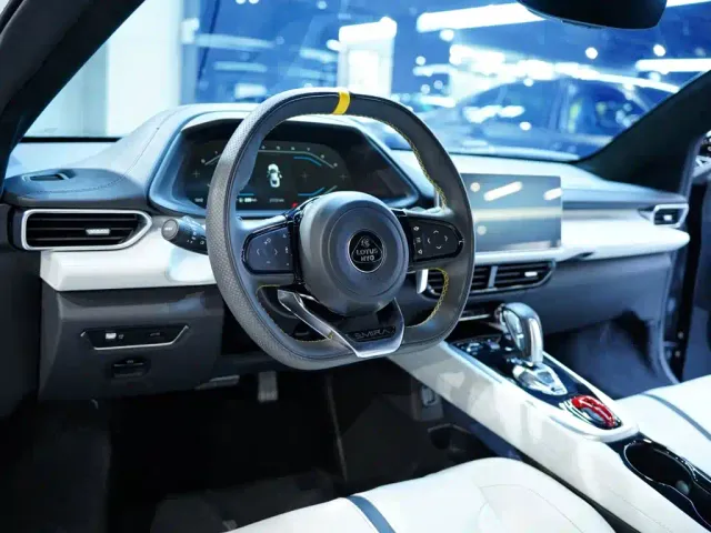 Lotus Emira — Фото автомобиля 26