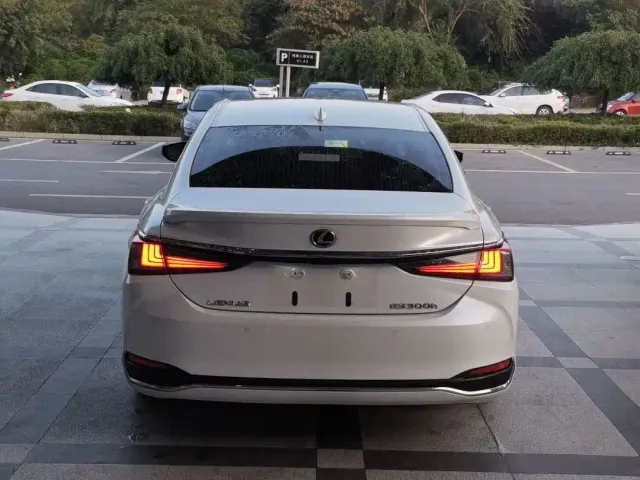 Lexus ES — Фото автомобиля 4