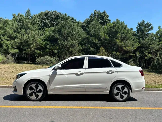 Dongfeng Fengshen E70 — Фото автомобиля 3
