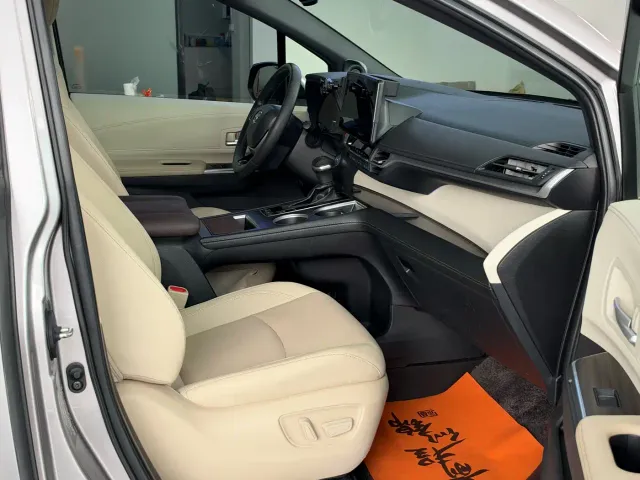 Toyota Sienna — Фото автомобиля 4