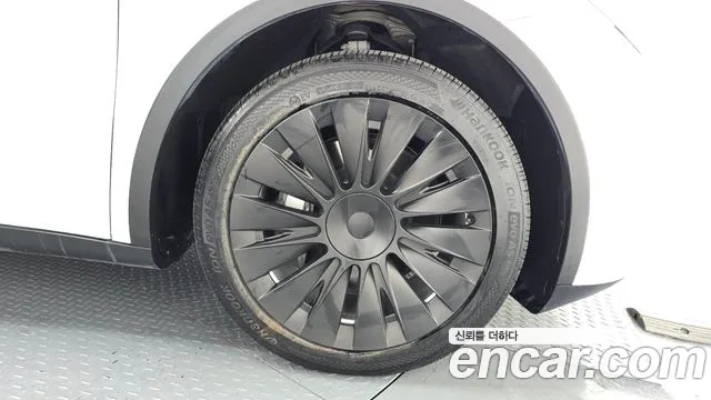 Tesla Model Y — Фото автомобиля 21