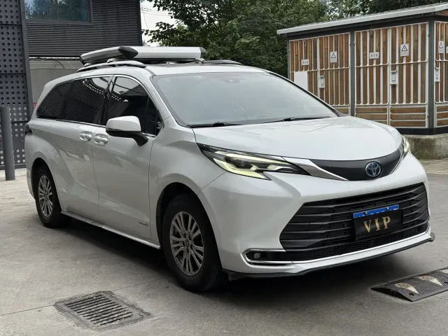 Toyota Sienna — Фото автомобиля 3
