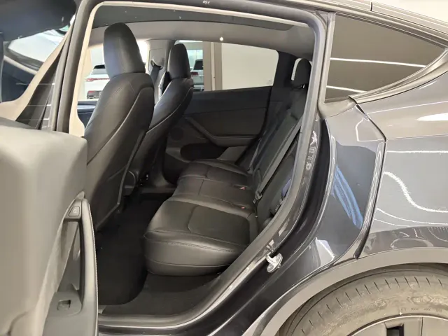 Tesla Model Y — Фото автомобиля 11
