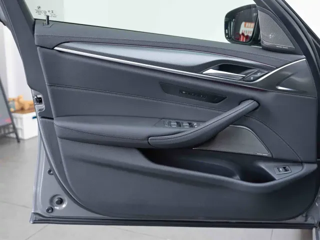 BMW 5 Series — Фото автомобиля 10