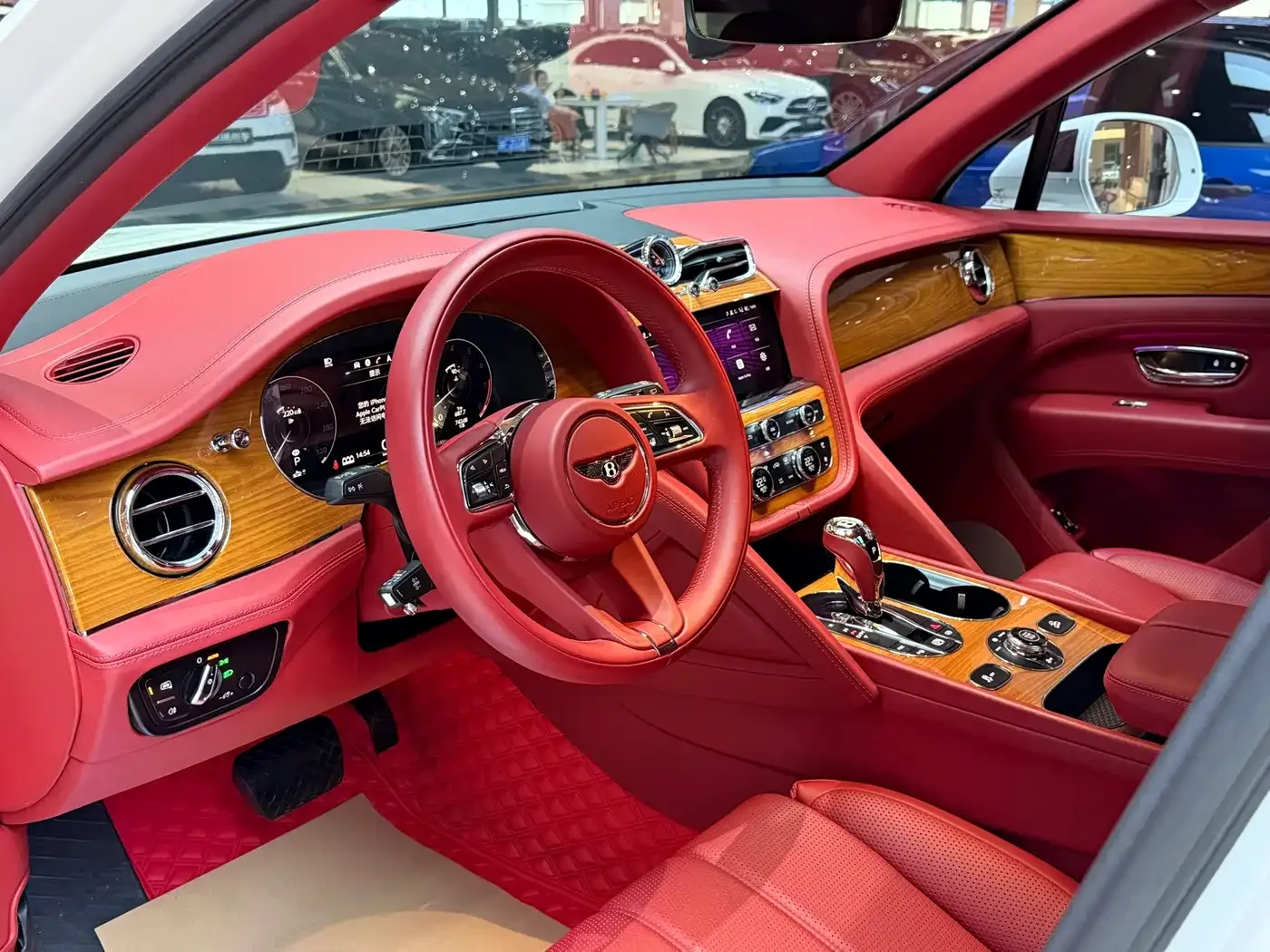 Bentley Bentayga 2024 4.0T V8 Long Wheelbase — Фото автомобиля 4