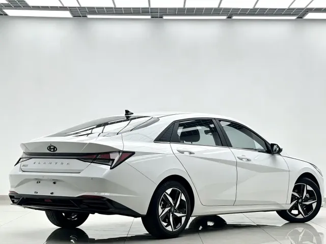 Hyundai Elantra — Фото автомобиля 3