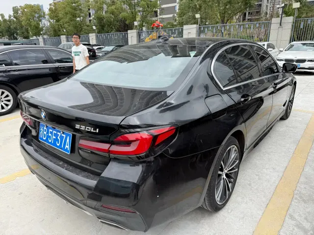 BMW 5 Series — Фото автомобиля 9