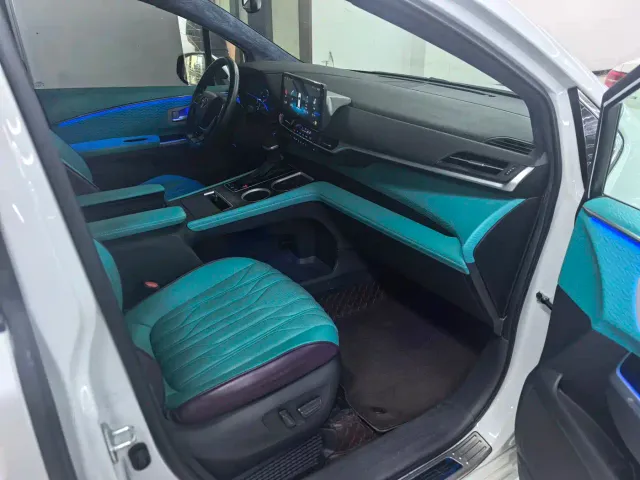 Toyota Sienna — Фото автомобиля 8
