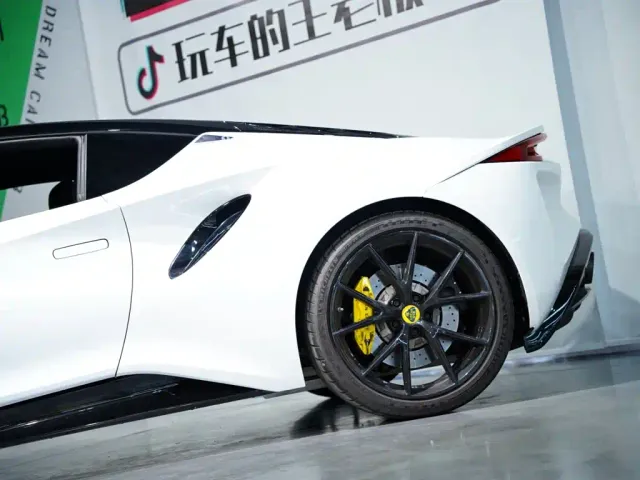Lotus Emira — Фото автомобиля 10