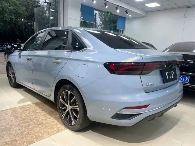 Geely Emgrand — Фото автомобиля 3