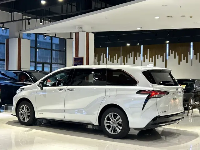 Toyota Sienna — Фото автомобиля 25