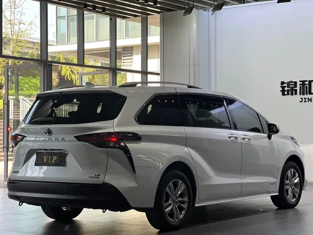 Toyota Sienna — Фото автомобиля 4