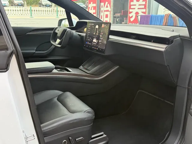 Tesla Model X — Фото автомобиля 15