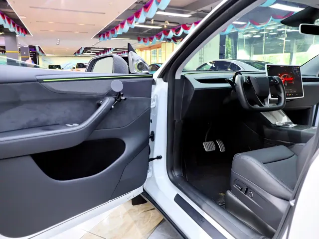 Tesla Model Y — Фото автомобиля 8