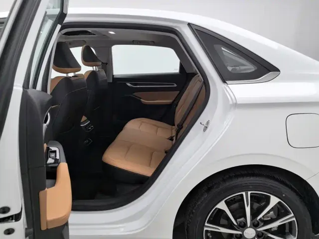 Geely Emgrand — Фото автомобиля 15