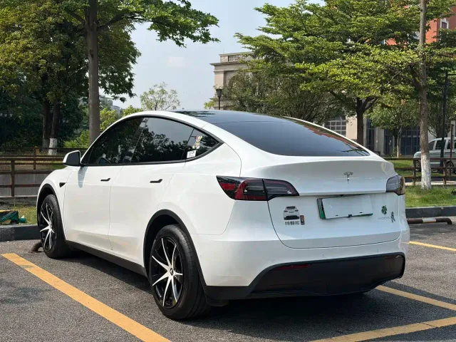 Tesla Model Y — Фото автомобиля 6