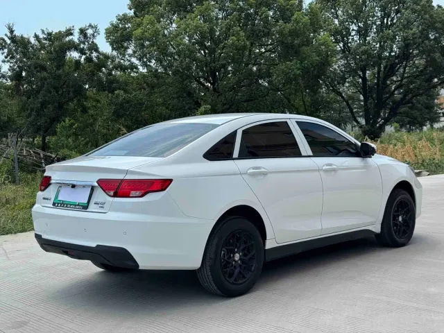 Geely Emgrand — Фото автомобиля 10