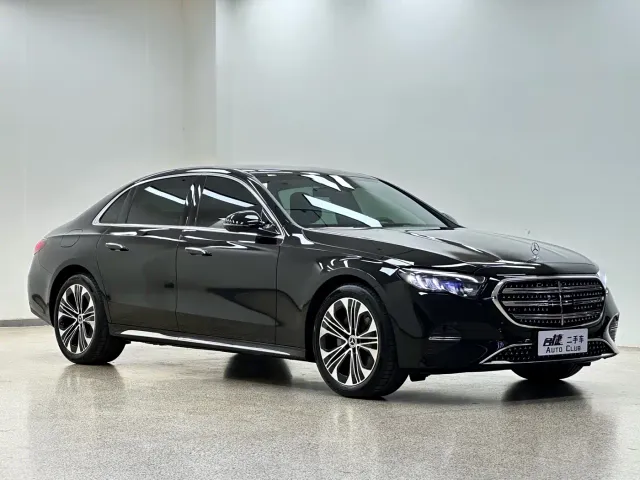 Mercedes-Benz E-Class — Фото автомобиля 3