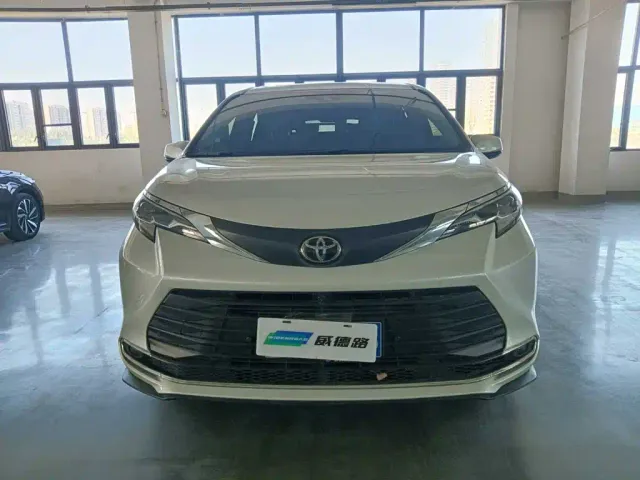 Toyota Sienna — Фото автомобиля 2