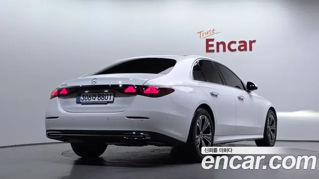 Mercedes-Benz E-Class — Фото автомобиля 2