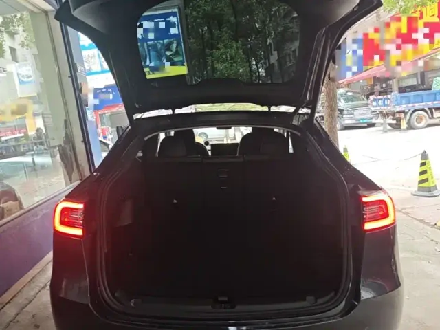 Tesla Model Y — Фото автомобиля 18