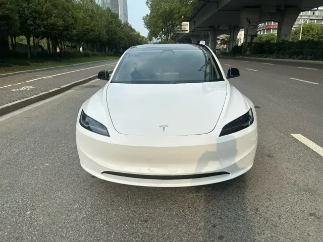 Tesla Model 3 — Фото автомобиля 2