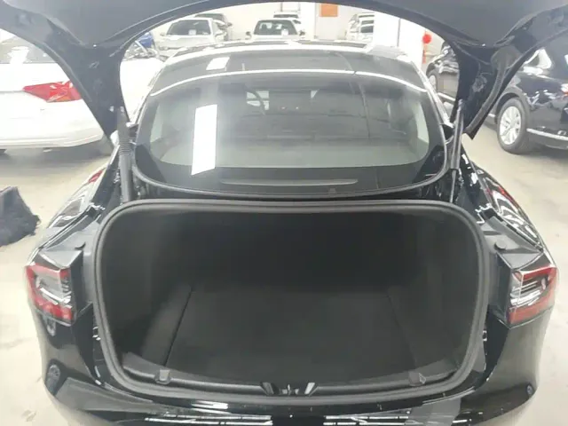 Tesla Model 3 — Фото автомобиля 18