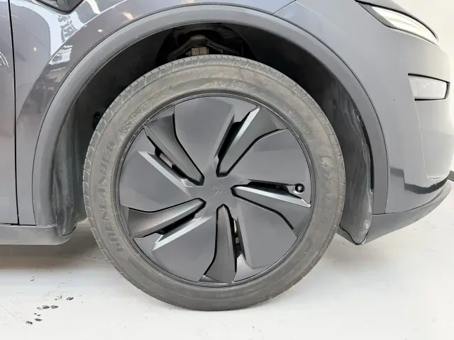 Tesla Model Y — Фото автомобиля 18