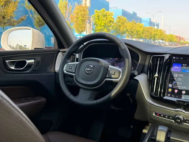 Volvo XC60 — Фото автомобиля 9