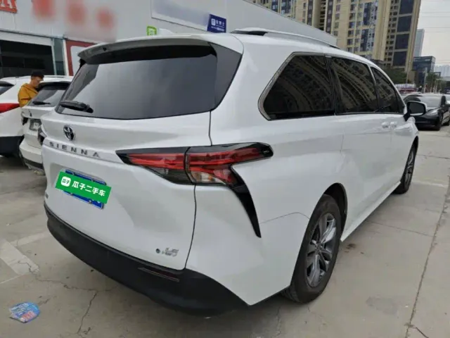 Toyota Sienna — Фото автомобиля 6