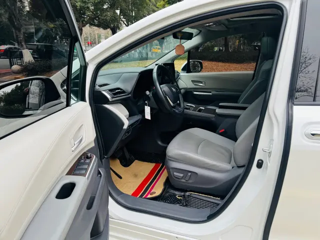 Toyota Sienna — Фото автомобиля 8