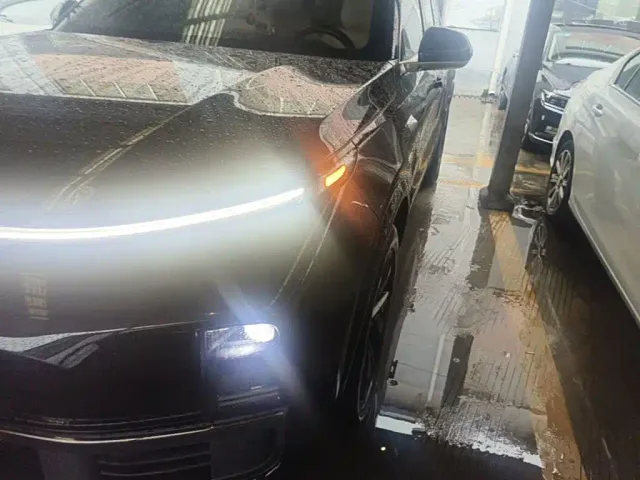 Li Auto L8 — Фото автомобиля 23