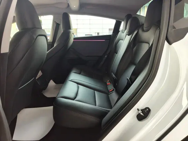 Tesla Model 3 — Фото автомобиля 7