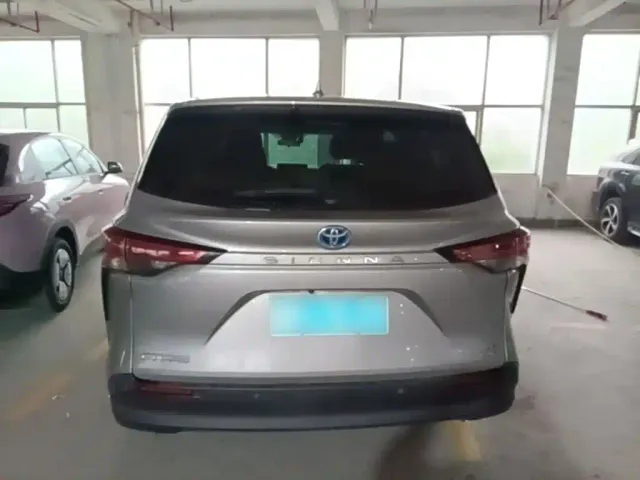 Toyota Sienna — Фото автомобиля 5
