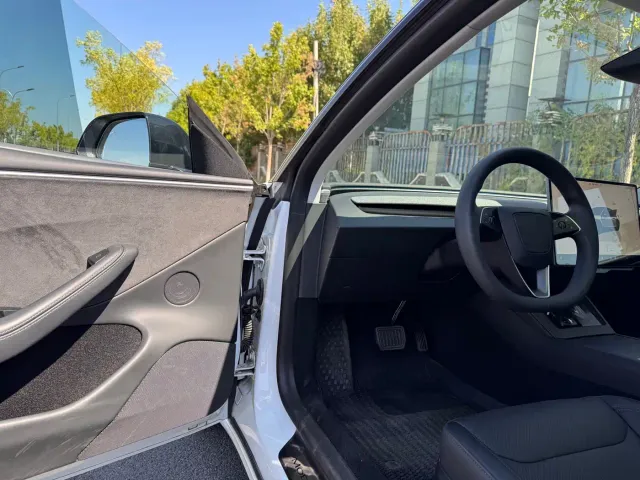 Tesla Model 3 — Фото автомобиля 6
